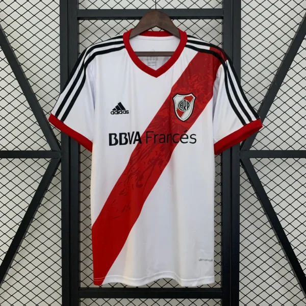 Camiseta River 13:14 by Adidas, blanca con la clásica banda roja, cuello polo y sponsor BBVA. Usada en el Torneo Final 2014 ganado con Cavenaghi y Ramón. River 2013/2014
